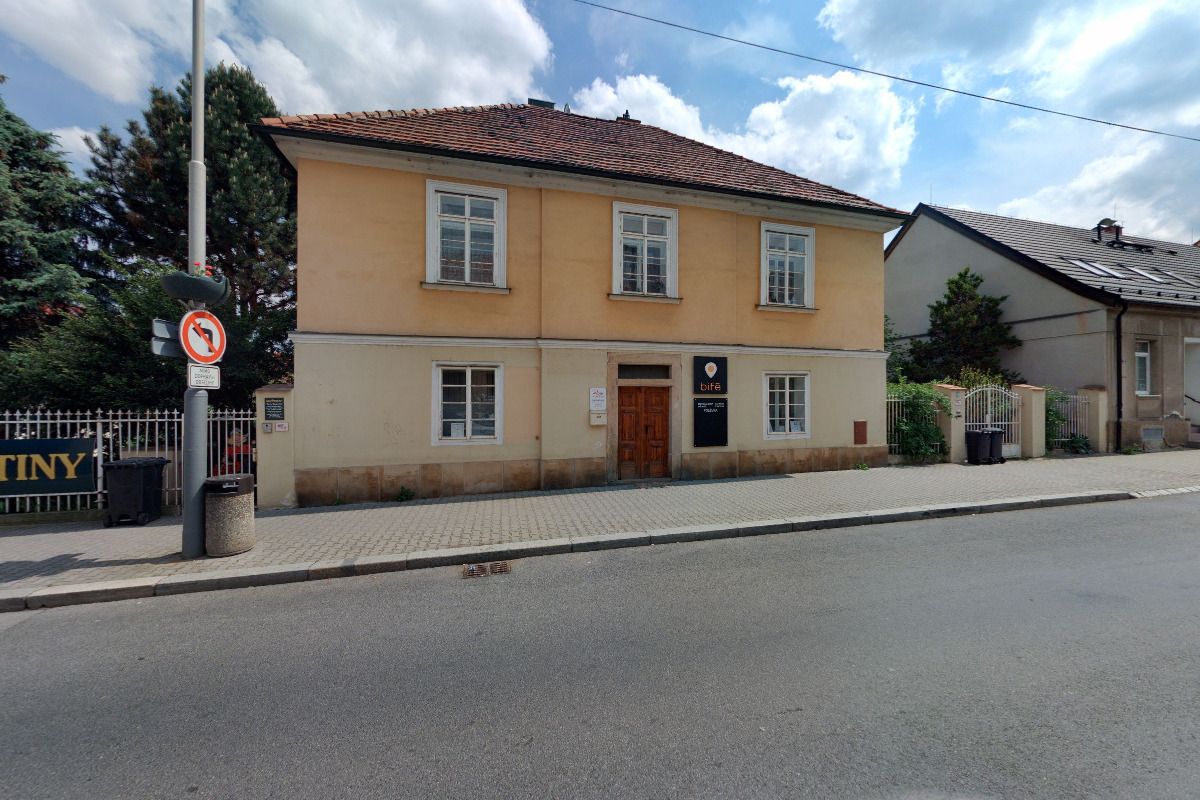 Historický dům na Zbraslavi, kde sídlí květinářství Yveta na Elišky Přemyslovny
