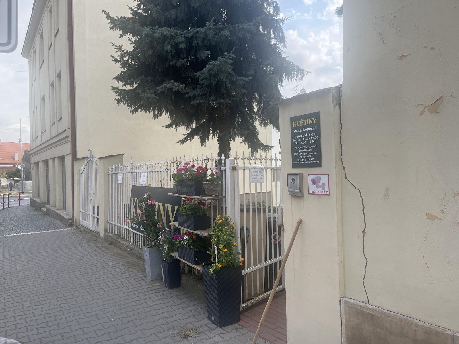 Stánek s květinami před květinářstvím Yveta na rohu Elišky Přemyslovny na Zbraslavi